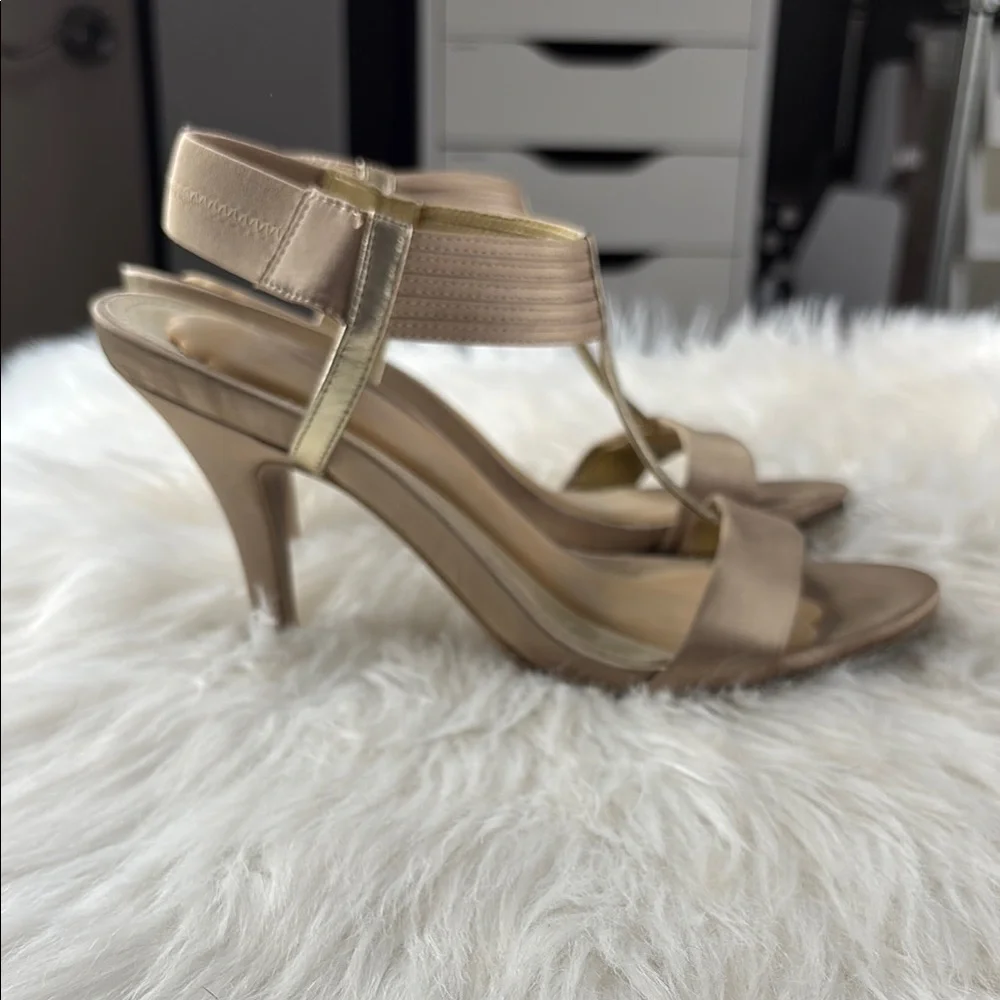 Kenneth Cole Gold Satin Heels T-Strap Design - Picture 5 of 7